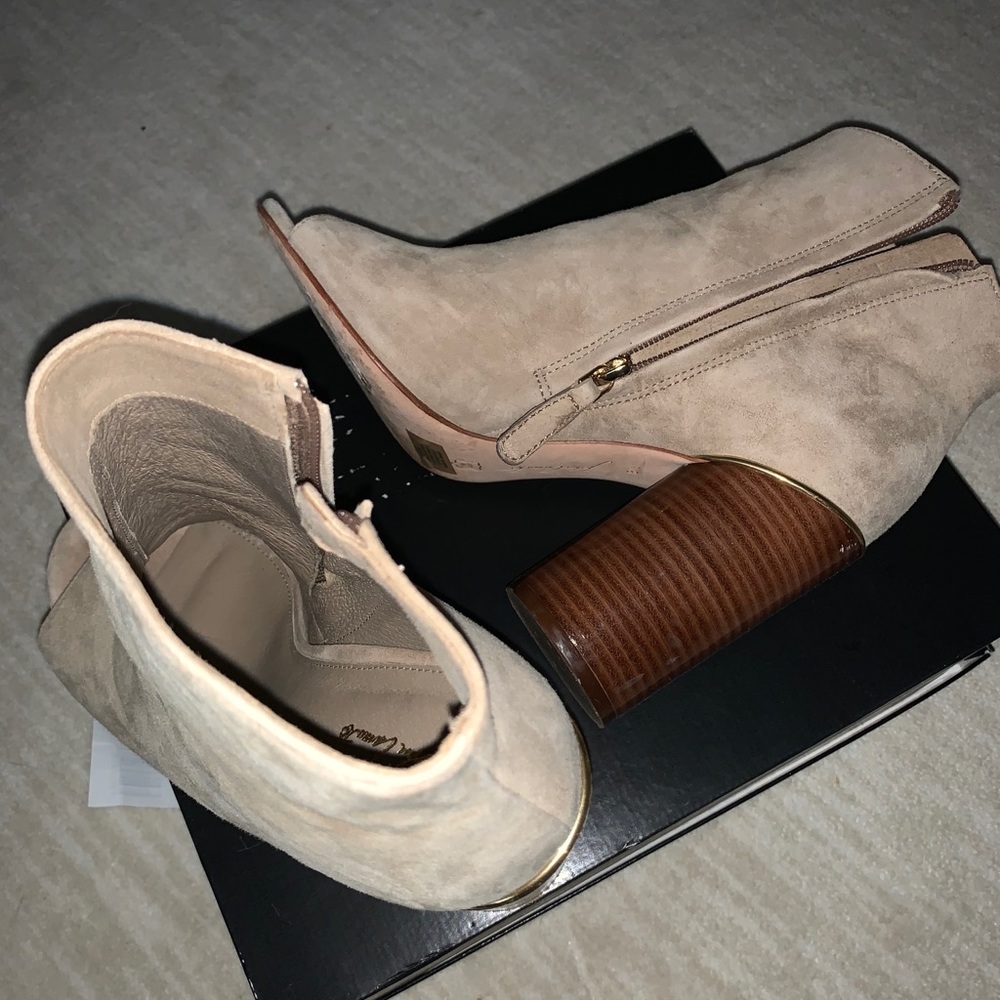 Vince Camuto by John Camuto